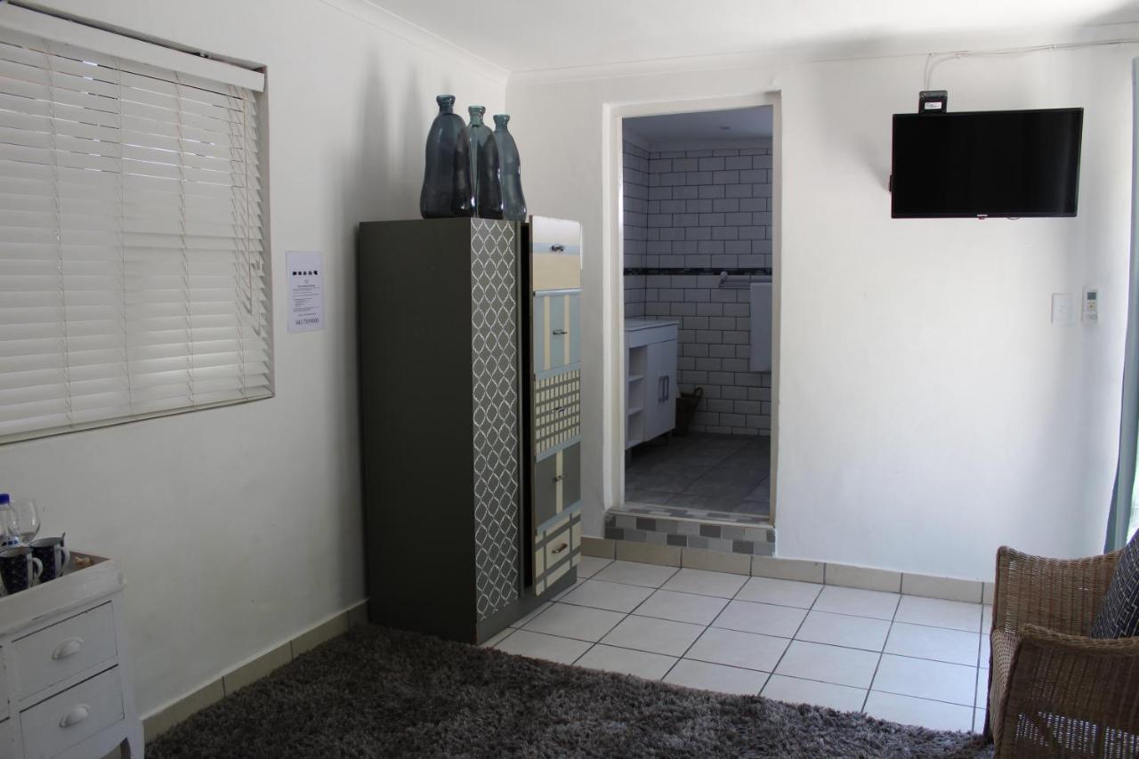 Blue'S Guest House - East London Bonza Bay Екстер'єр фото