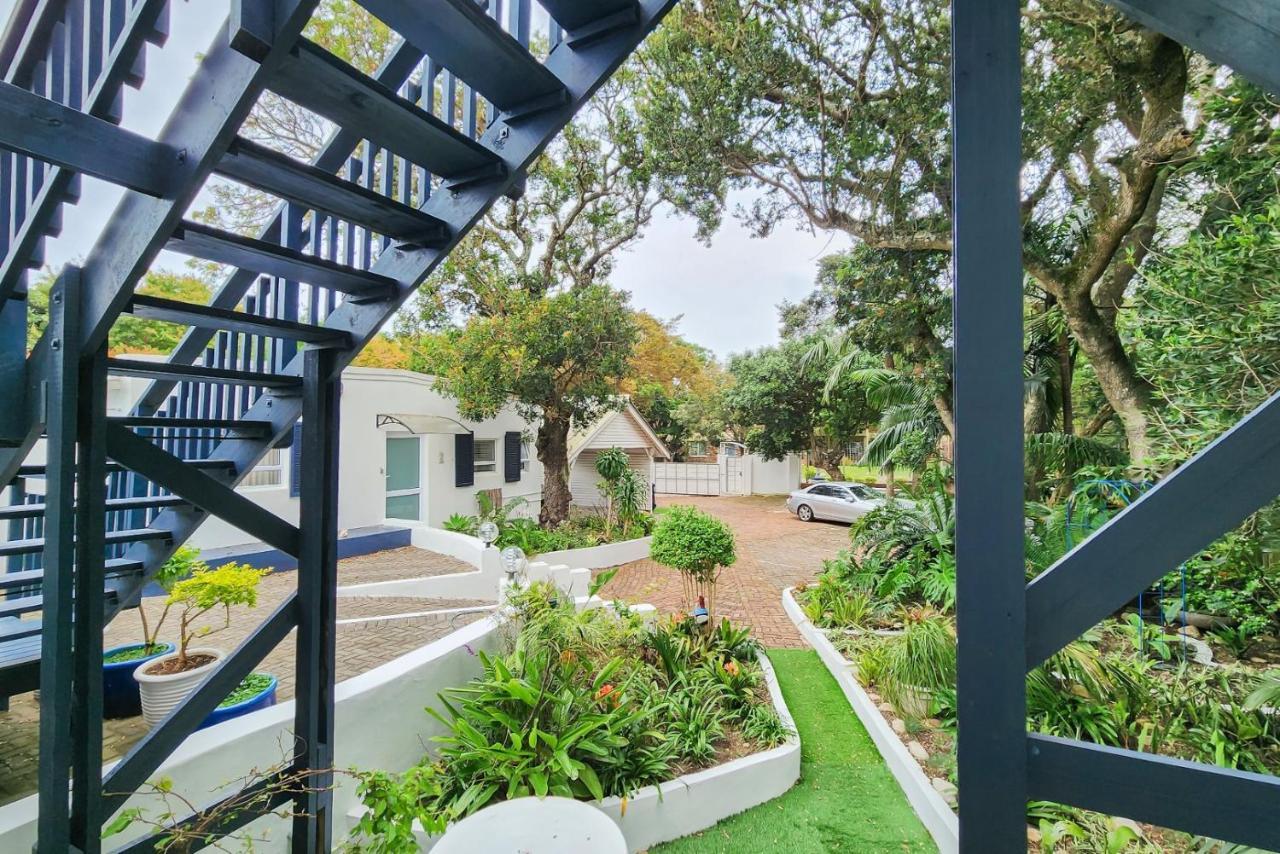 Blue'S Guest House - East London Bonza Bay Екстер'єр фото