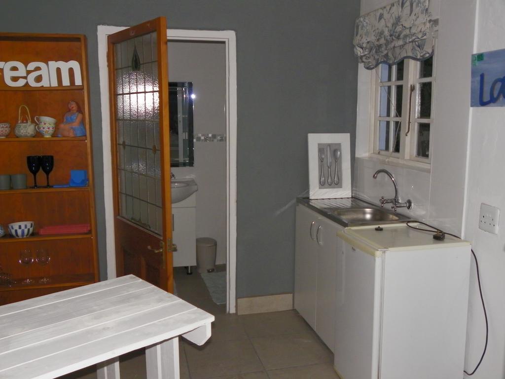 Blue'S Guest House - East London Bonza Bay Екстер'єр фото