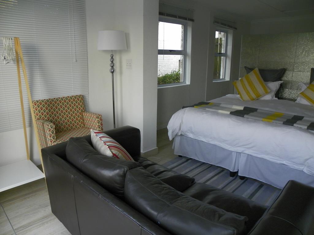 Blue'S Guest House - East London Bonza Bay Екстер'єр фото