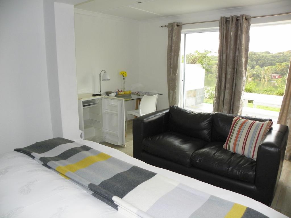 Blue'S Guest House - East London Bonza Bay Екстер'єр фото
