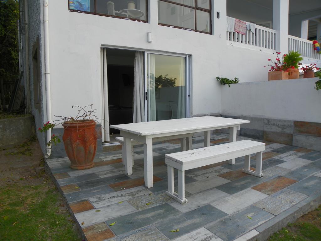 Blue'S Guest House - East London Bonza Bay Екстер'єр фото