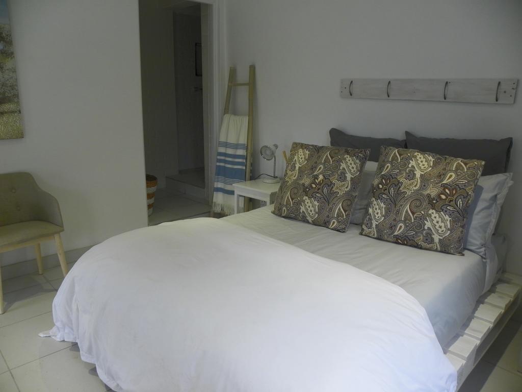Blue'S Guest House - East London Bonza Bay Екстер'єр фото