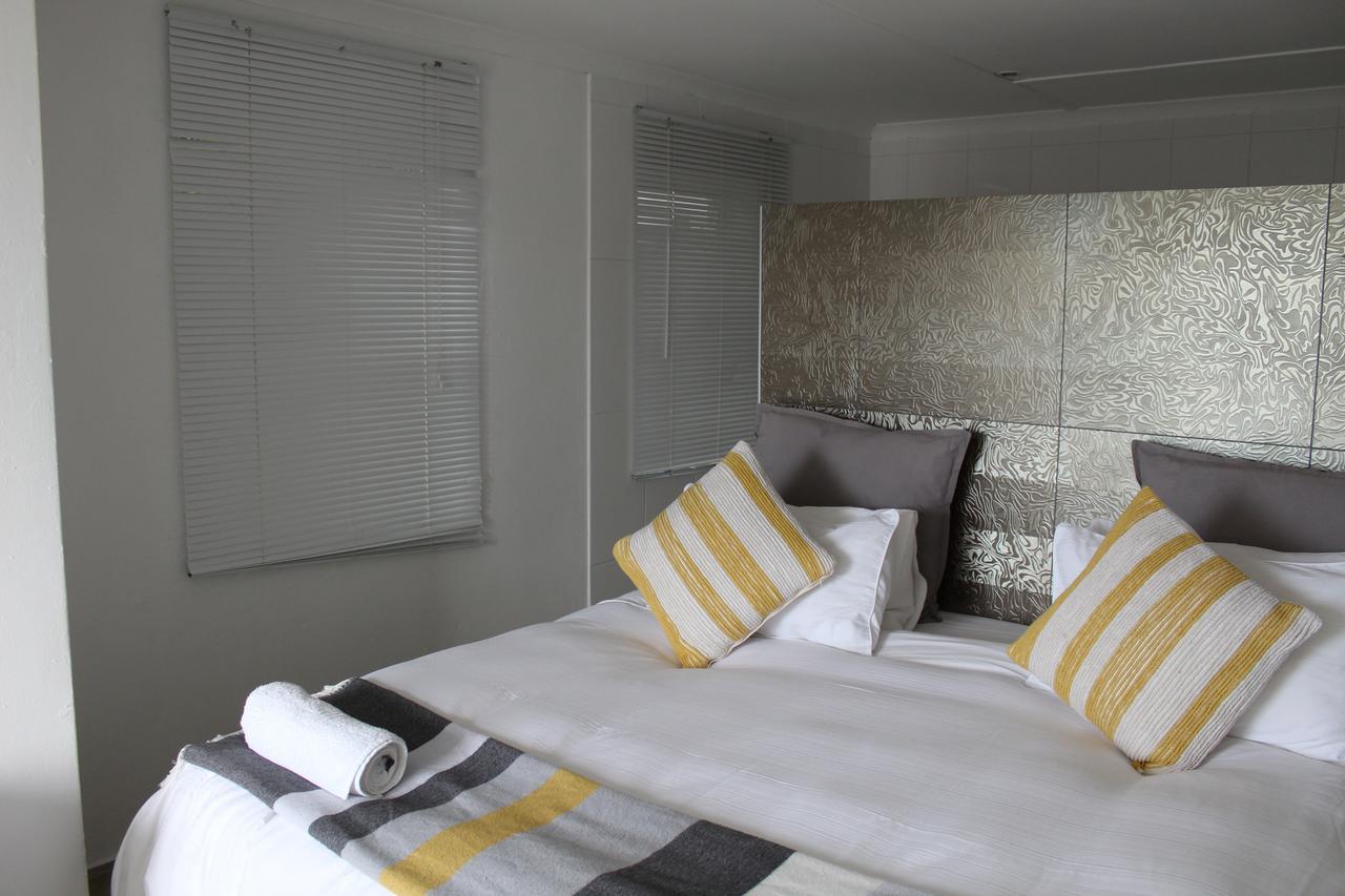Blue'S Guest House - East London Bonza Bay Екстер'єр фото