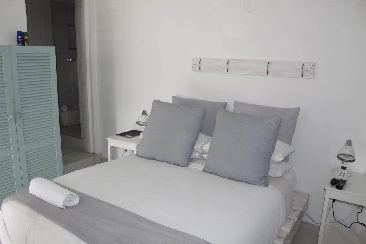 Blue'S Guest House - East London Bonza Bay Екстер'єр фото