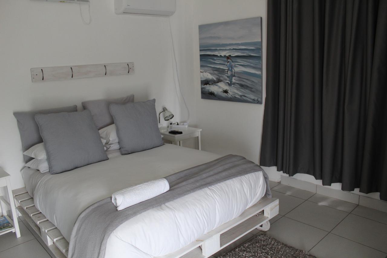 Blue'S Guest House - East London Bonza Bay Екстер'єр фото