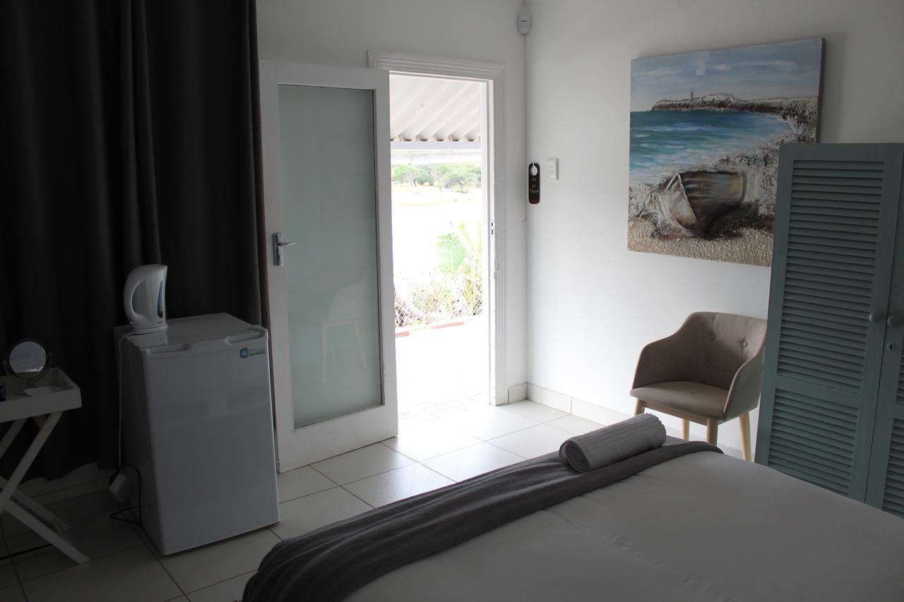 Blue'S Guest House - East London Bonza Bay Екстер'єр фото