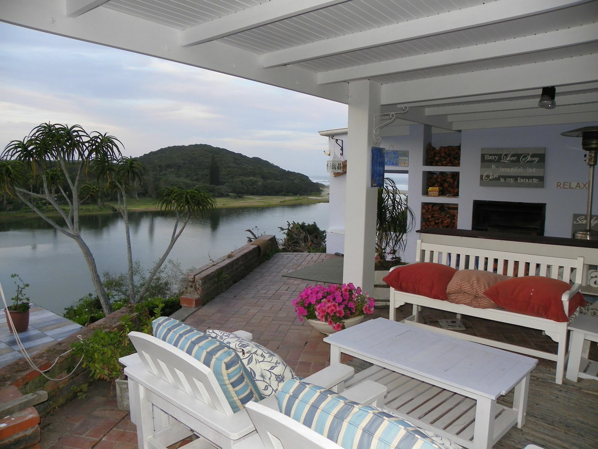 Blue'S Guest House - East London Bonza Bay Екстер'єр фото