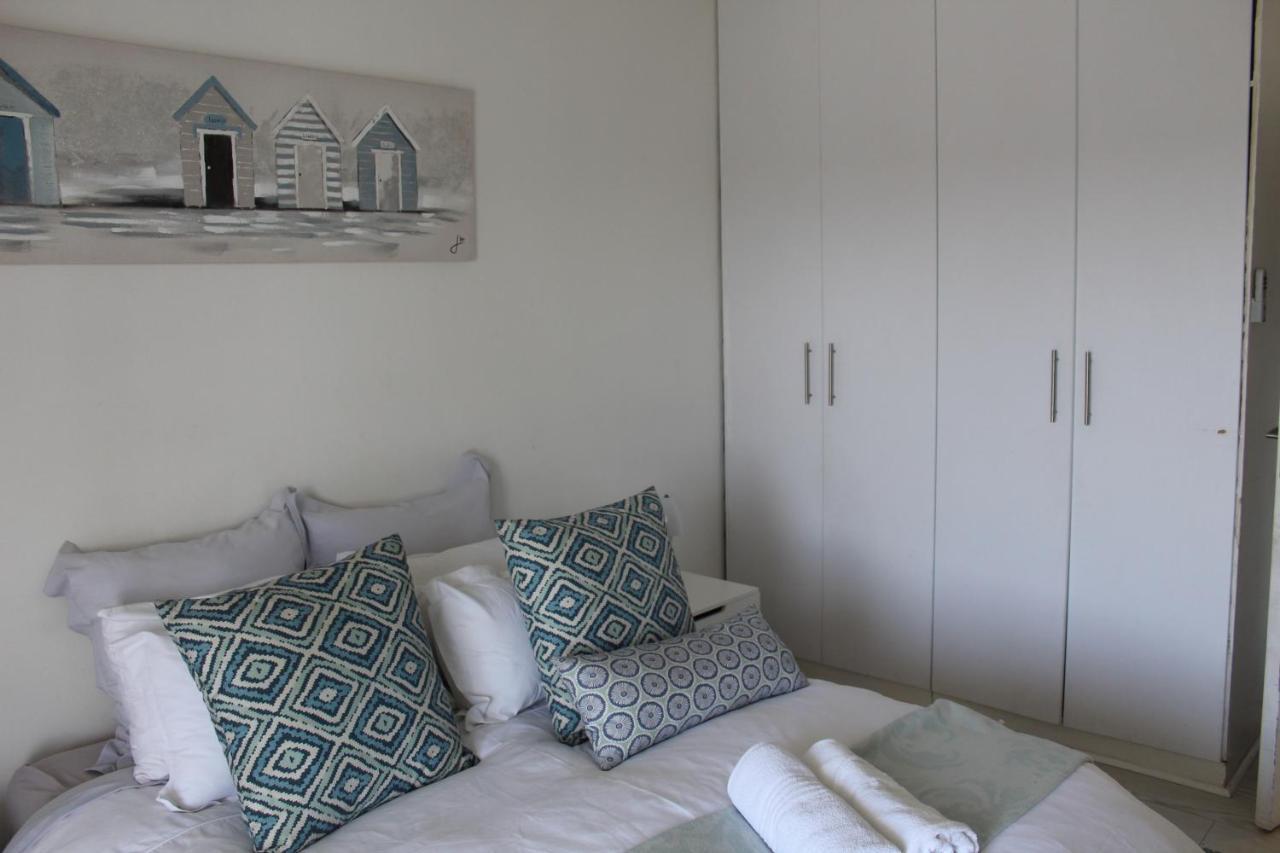 Blue'S Guest House - East London Bonza Bay Екстер'єр фото